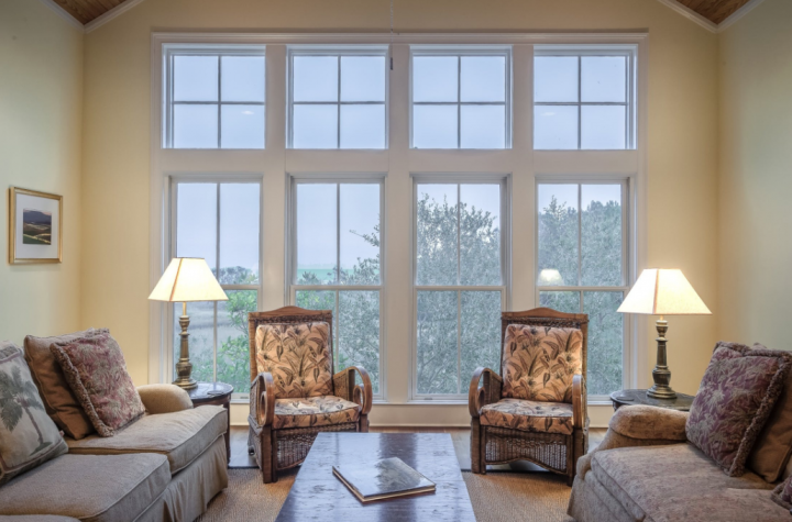 4 Tips For Cleaning The Highest Windows In Your Home